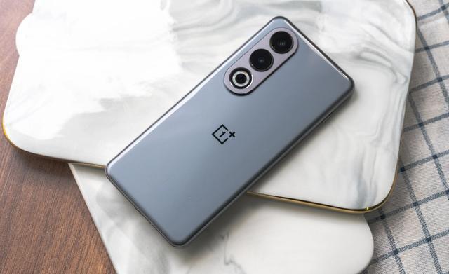 256GB降到1420元高性价比手机加速退场z6尊龙·中国网站OPPO急眼了！12GB+(图3)